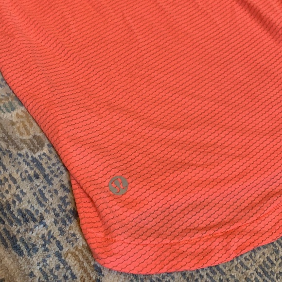 Lululemon Workout V with silver Tec fabric - Picture 3 of 3